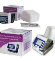 Csuklóra helyezhető pulzus és vérnyomásmérő